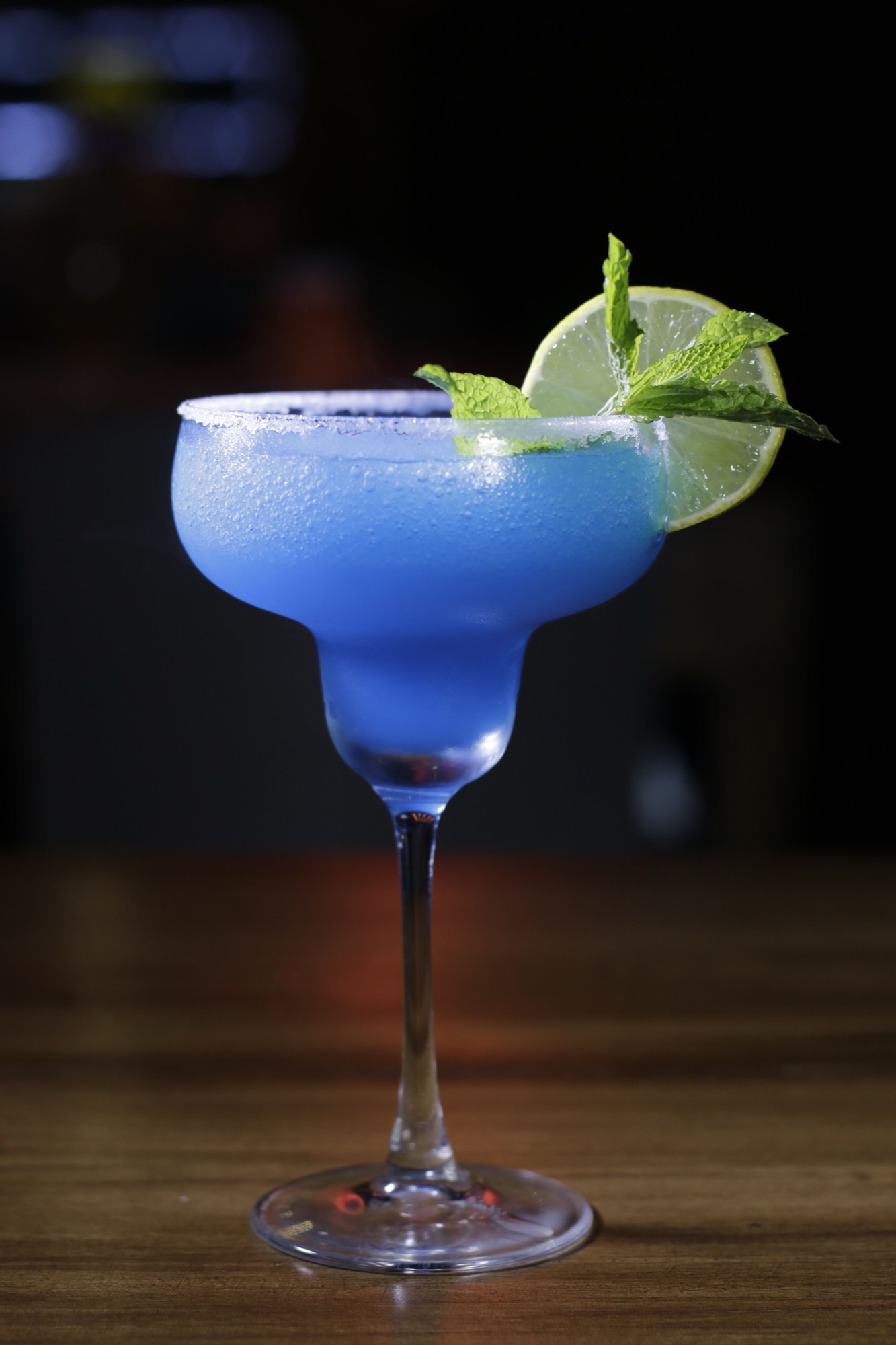 Blauwe Curaçao cocktail met limoen en munt