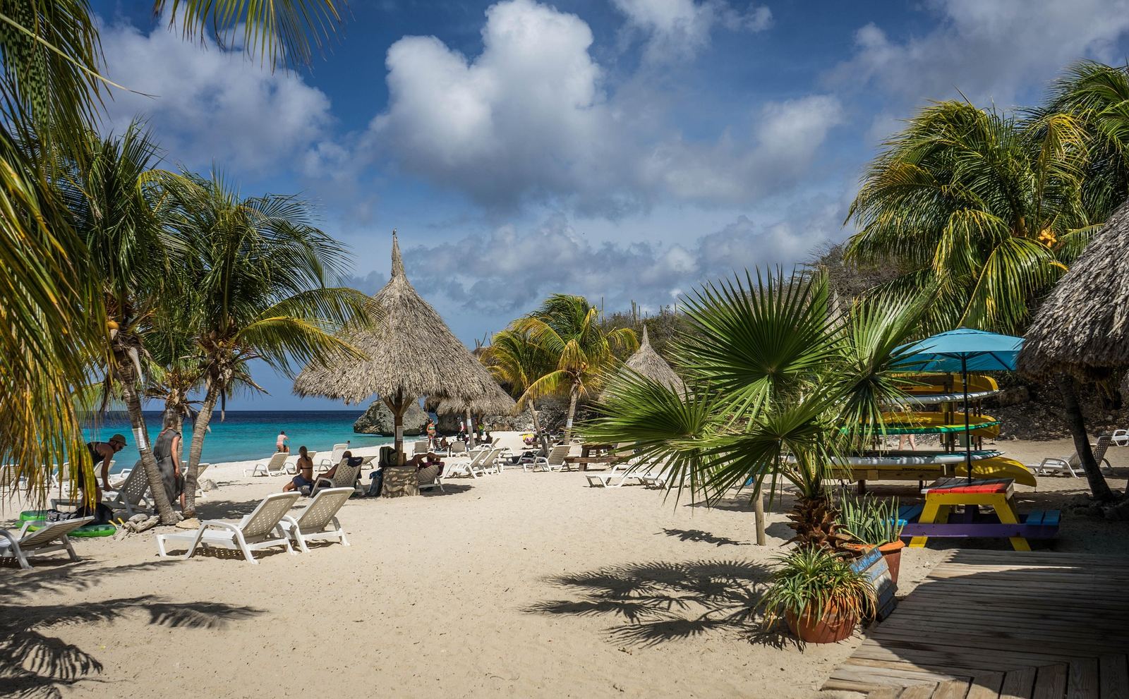Strand op Curaçao met palapa en ligbedden