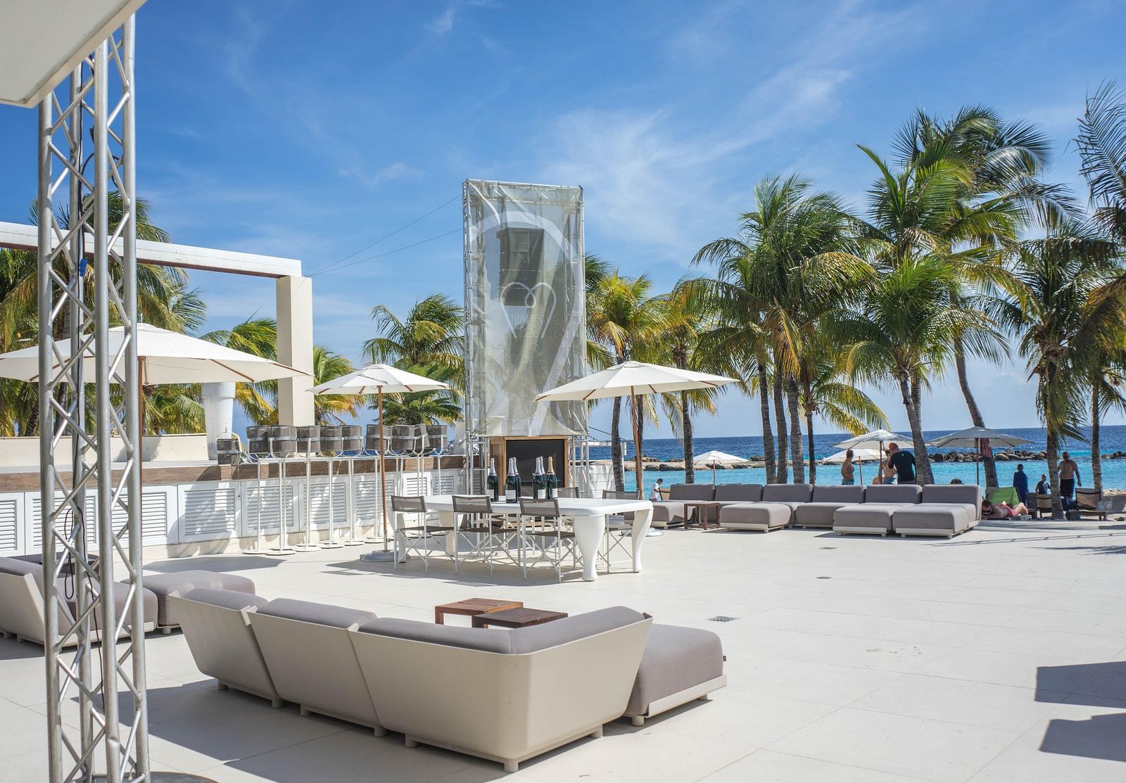Strandclub aan de kust van Curaçao