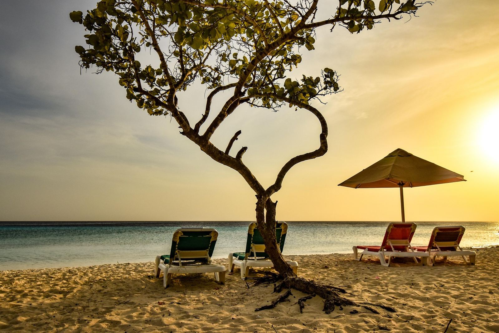 Zonsondergang op het strand van Curaçao