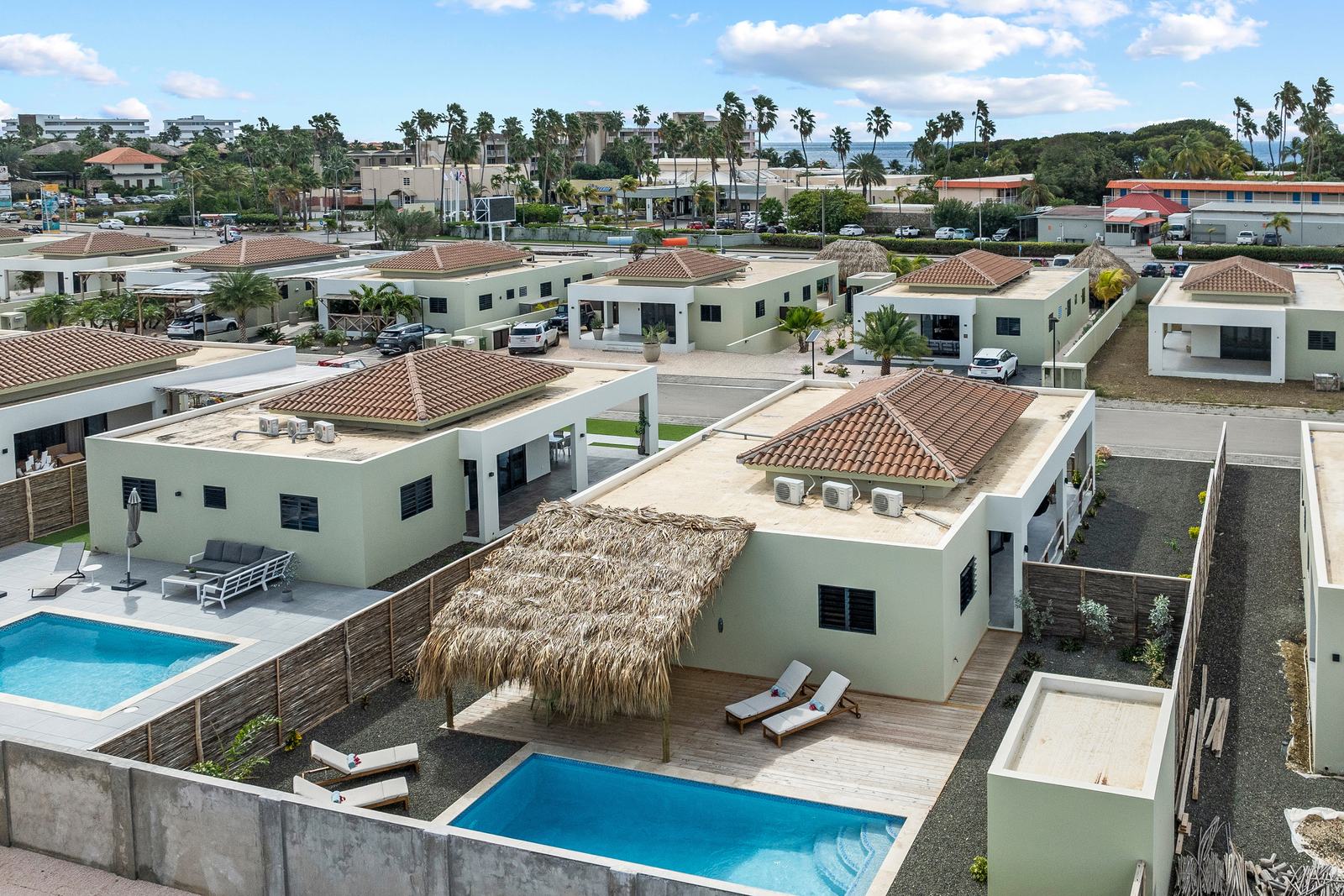 Luchtfoto van Villa Mambolicious bij Mambo Beach, Cura&ccedil;ao